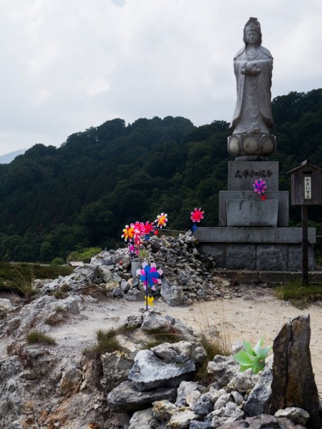 rowofpinwheelsandjizo