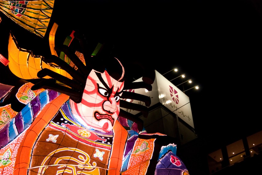 立佞武多祭：巨型的高大彩车