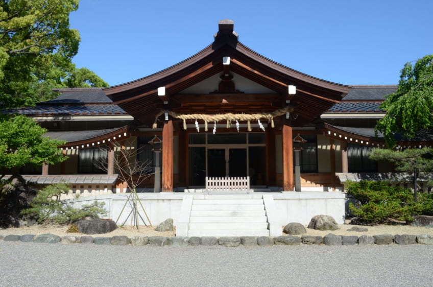 Looking at what's probably the main hall of Atsuta Shrine, with no other people there