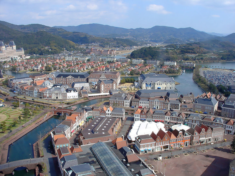 View of the Huis ten Bosch theme park seen from above in daytime, with canals and rows of Dutch-style buildings