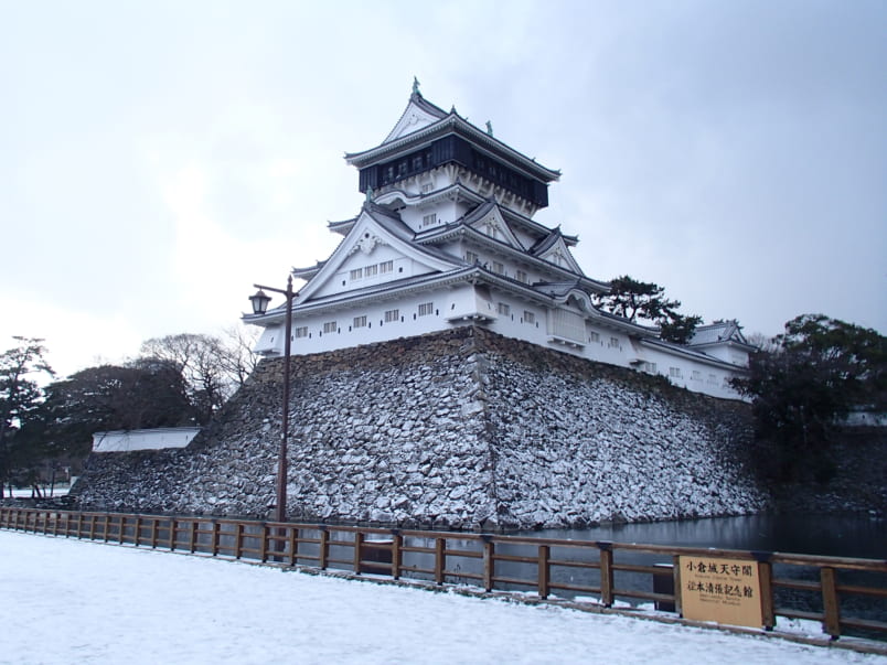 Kokura Castle blanketed in snow in winter