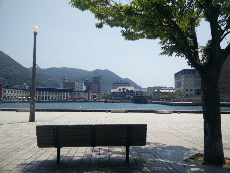 A beautiful Mojiko day, sit on a bench and enjoy the view of Mojiko plaza