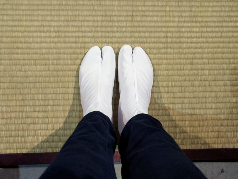 The tabi on the tatami walkway created from the seats to the stage