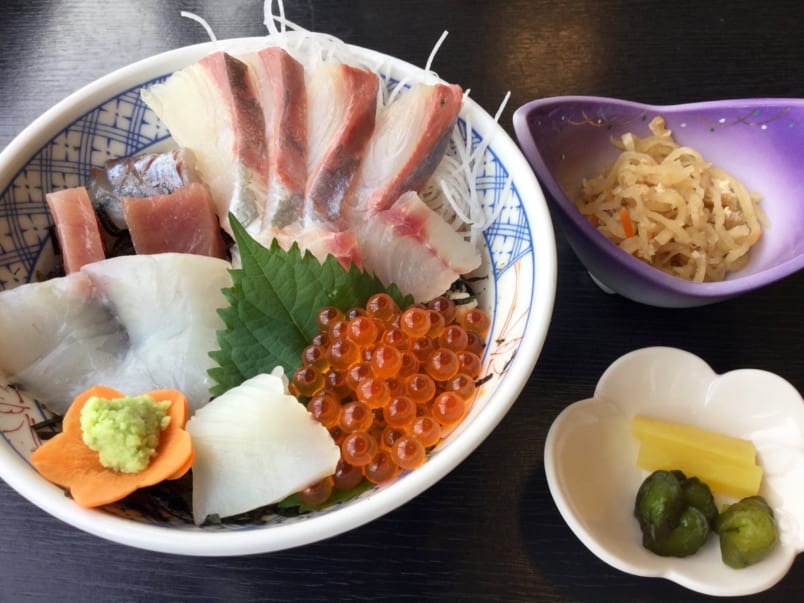 Kaisendon dish and two small side dishes