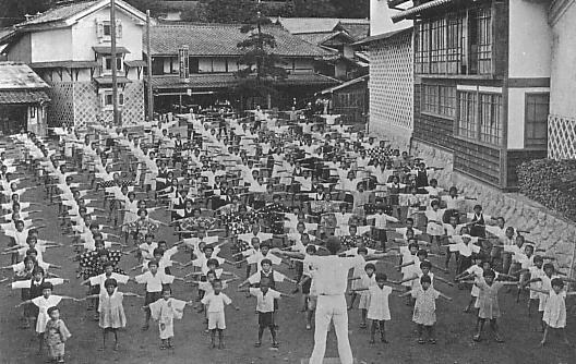Black and white photo of radio calisthenics in 1930s Japan