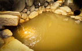 golden hot spring bath at Shimizu-yu