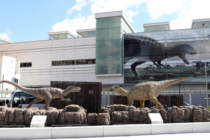 Outdoor display of Fukuiraptor and Fukuisaurus