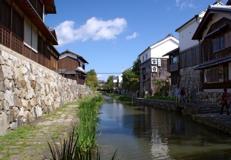 Bask in the winter sun with boating excursions at Omihachiman, Shiga Prefecture!