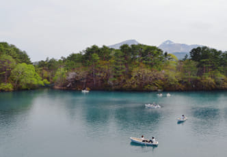 Goshiki-numa: 5 Ponds of 5 Colors with a View on a Volcano